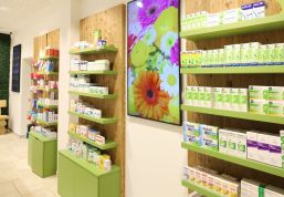 Regale zur Warenpräsentation in natürlichen, frühsommerlichen Farben gehalten
