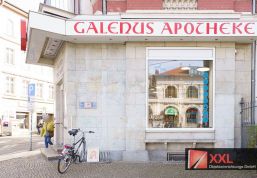Schaufenster mit klarem Markenauftritt lädt schon von der Straße zum Eintreten ein.