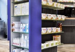 Schörkellos und auf den Punkt: Die Produktpräsentation in der Saale-Apotheke