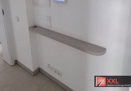 Schwebende Wandkonsole als elegante Garderobenablage mit klaren Linien.