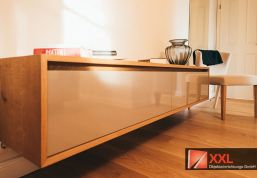 Sideboard in stilvoller Holzoptik in spannendem Materialmix