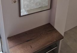 Sitzmöglichkeit im Flur eines privaten Haushaltes, farblich passend zur Garderobe