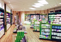 Unzählige Möglichkeiten der Produktpräsentation fügen sich im Gesamtkonzept des Apothekenbaus hervorragend ein