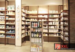 Verkaufsfläche optimiert: Apothekenreinrichtung für die Gesundbrunnen Apotheke in Freiberg