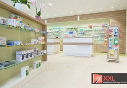 Verkaufsflächen der Kreuz Apotheke Löbejüne mit Regalen und Präsentationfläche
