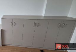 Vielseitiger Aktenschrank mit mehreren Türen und abschließbarem Fach – ideale Lösung für die strukturierte Aufbewahrung im Büro.