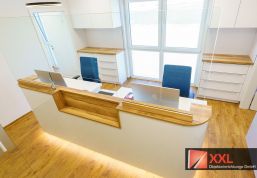 Vogelperspektive auf den Empfangsbereich – Glasabtrennung und durchgängiges Designkonzept sorgen für Transparenz und Struktur.