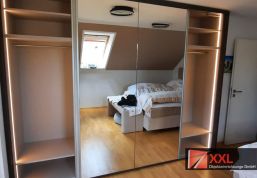 Wunderschöner Kleiderschrank mit moderner Teilverspiegelung