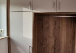Wunderschöner Material- und Farbmix einer nach Maß gefertigten Garderobe